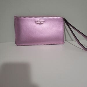 Kate spade NWT large wristlet in metallic pink.